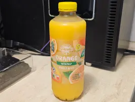 Svježe cijeđeni sok od naranče s komadićima naranče 1 L