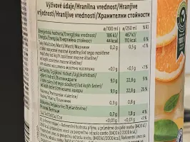 Svježe cijeđeni sok od naranče s komadićima naranče 1 L